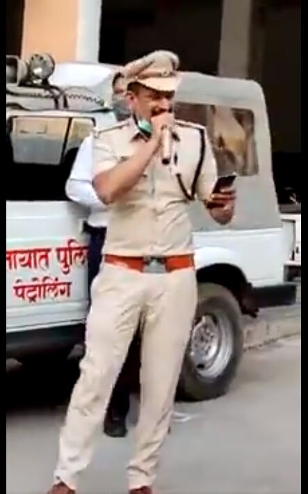 Police officer sings song to spread Corona awareness 'পেয়ার কা নগমা'-র সুরে ঘরে থাকার বার্তা! করোনা সচেতনতা প্রচারে গান গাইলেন পুলিশ অফিসার