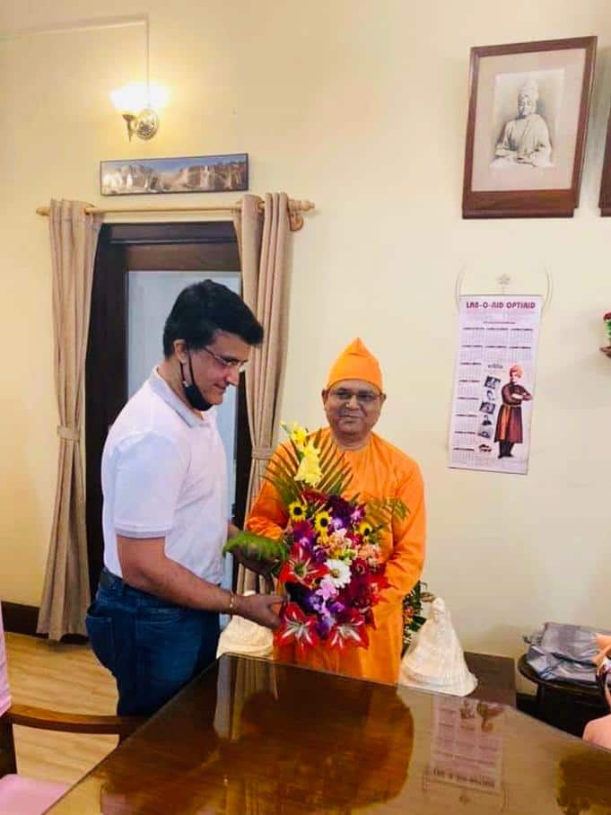 বুধবার বেলুড় মঠে গিয়ে ২০০০ কেজি চাল দান করলেন বোর্ড প্রেসিডেন্ট।