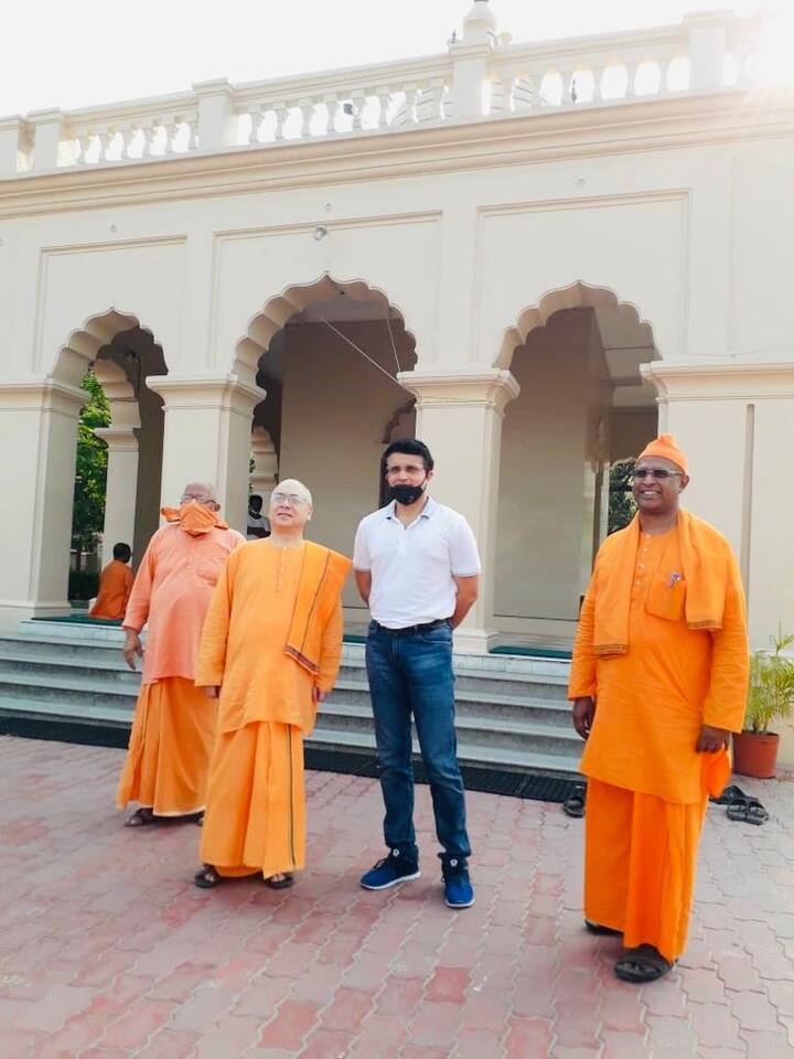 লকডাউনের মধ্যে বেলুড় মঠে গেলেও মাস্ক-সহ সবরকম সতর্কতা অবলম্বন করেছিলেন সৌরভ।