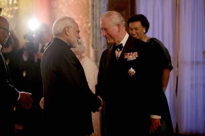 PM Modi calls UK Prince Charles to wish him good health, discuss COVID-19 global pandemic প্রিন্স চার্লসকে সৌজন্য ফোন মোদির, আলোচনা হল কোভিড-১৯ নিয়েও