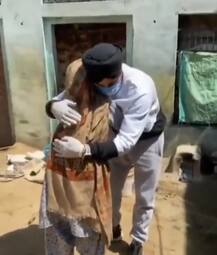 লকডাউনের মধ্যে এক বৃদ্ধাকে সাহায্য করছেন শিখ যুবক, ভিডিও শেয়ার করলেন হরভজন