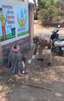 দেখুন, লকডাউনের মধ্যে অভুক্তকে নিজেদের খাবার দিলেন পুলিশকর্মীরা, প্রশংসা যুবরাজের