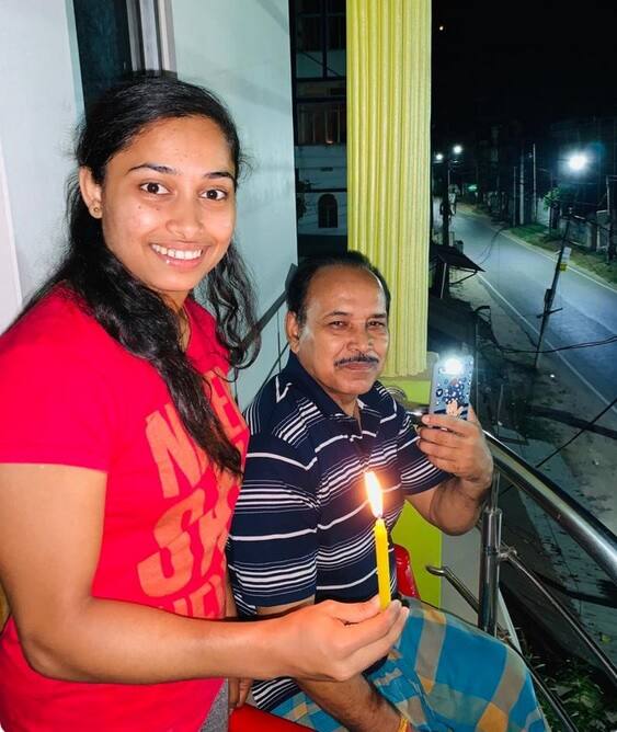 বাবা দুলাল কর্মকারের সঙ্গে মোমবাতি জ্বালিয়ে ছবি দিলেন দীপা।