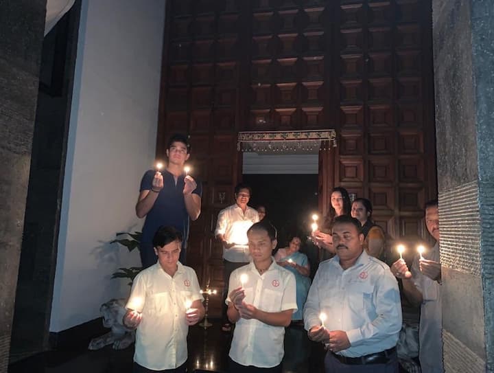 ৯টার সময় ৯ মিনিট আলো জ্বালানোর প্রধানমন্ত্রীর ডাকে সাড়া দিল ক্রীড়াদুনিয়াও। প্রদীপ জ্বালালেন নিজ নিজ ক্ষেত্রের সেরা তারকারা। নিজের বাড়ির সামনে প্রদীপ জ্বালালেন সচিন তেণ্ডুলকর। অনেকে থাকলেও বজায় রাখছেন দূরত্ব।