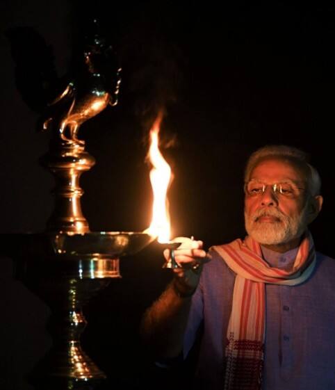 প্রদীপ জ্বালানোর ছবি সোশ্যাল মিডিয়ায় পোস্ট করলেন নরেন্দ্র মোদি।