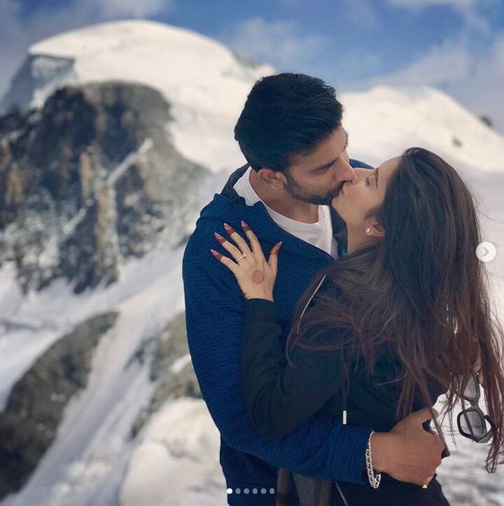 কিন্তু এতকিছু বলেও ইনস্টাগ্রাম থেকে সাম্প্রতিক ছবিগুলি মুছে ফেলেন চারু। যদিও রাজীবের ইনস্টাগ্রামে ঢুকলে এখনও দেখা যাচ্ছে সেইসব ছবি।