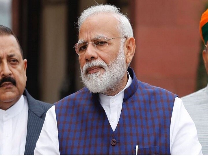 Don't stand for 5 min to honour me, instead take responsibility of a poor family: PM আমার সম্মানে উঠে দাঁড়িয়ে ৫ মিনিট হাততালি না দিয়ে বরং একটা গরিব পরিবারের দায়িত্ব নিন, ট্যুইট মোদির