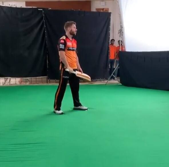 দেখুন, জাডেজার মতো ব্যাট ঘুরিয়ে সেলিব্রেশন ডেভিড ওয়ার্নারের Watch: David Warner replicates Ravindra Jadejas sword-celebration in throwback video দেখুন, জাডেজার মতো ব্যাট ঘুরিয়ে সেলিব্রেশন ডেভিড ওয়ার্নারের