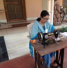  'আমি দেশের প্রতি কর্তব্য করছি', মাস্ক সেলাইয়ের ছবি ট্যুইট করলেন বিজেপি সাংসদ