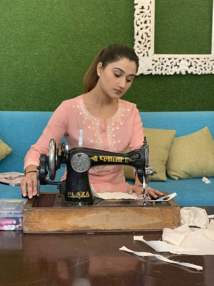 করোনা আটকাতে এবার সাংসদ কন্যা। নিজের হাতে সেলাই করে মাস্ক তৈরী করছেন আরুশি নিষাঙ্ক। সাংসদ রমেশ পোখরিয়ালের মেয়ে আরুশি