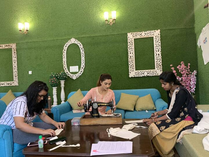 নিজের মেয়ের মাস্ক বানানোর ছবি টুইট করেন রমেশ পোখরিয়াল।