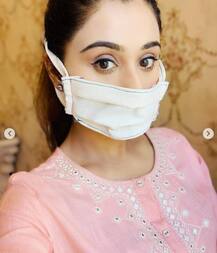 ছবিতে দেখুন: নিজের হাতে মাস্ক বানিয়ে বিতরণ করছেন সাংসদ-কন্যা