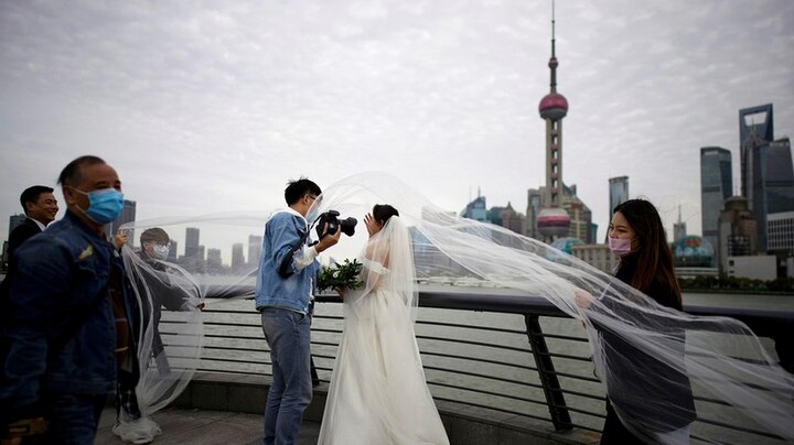 Wuhan couples BOMBARD marriage application app as coronavirus lockdown is lifted  ৭৬ দিনের লকডাউন উঠতেই উহানে বিয়ের ধুম, আবেদন জমা পড়ল ৩০০ গুণ বেশি