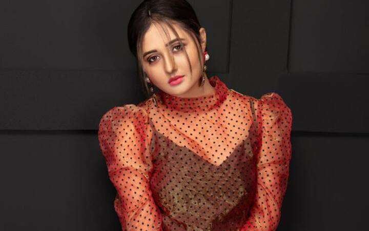 করোনায় আক্রান্ত হয়ে ভক্তের মৃত্যু। সোশ্যাল মিডিয়ায় পোস্ট করে ভেঙে পড়লেন রশমি দেশাই।