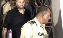 লকডাউন উপেক্ষা করে বেরনোয় ৫টি বিলাসবহুল গাড়ি আটক, ইয়েস ব্যাঙ্ক কাণ্ডে ওয়াধবন ভাইদের ওপর সিবিআই-ইডিরও সাঁড়াশি চাপ