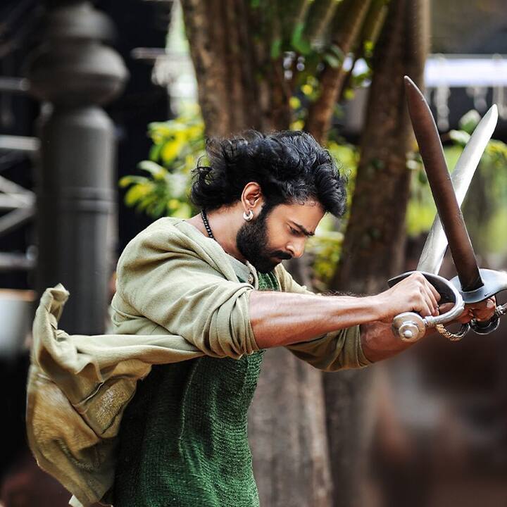‘বাহুবলী দ্য বিগিনিং’ ছবিতে প্রথম দর্শকদের নজর কাড়েন প্রভাস। দক্ষিণী এই অভিনেতা নিজের গন্ডি ছাড়িয়ে মন কাড়েন বলি দর্শকদেরও। এরপর ‘বাহুবলী- দ্য কনক্লুসান’ ও সবশেষে ‘সাহো’ বলিউডের দর্শকেরা মজেছেন প্রভাসের অভিনয়ে, স্টাইলে। এই তিন ছবির ক্ষেত্রেই প্রভাসের রুপোলি পর্দায় প্রবেশ ছিল বেশ অন্যরকম। ফিরে দেখা যাক এই তিন ছবির গল্পে প্রভাসের প্রবেশ।