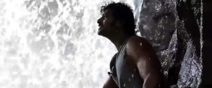 শেষমেষ জলপ্রপাতের পাহাড়ের একেবারে মাথায় দেখা যায় নায়ক মহেন্দ্র বাহুবলী রুপী প্রভাসকে।