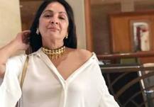 Neena Gupta ने बारिश में ढफली बजाकर गाया गाना, कैप्शन में लिखा- बाकी भी कट जाएगी फ़्रेंड्स