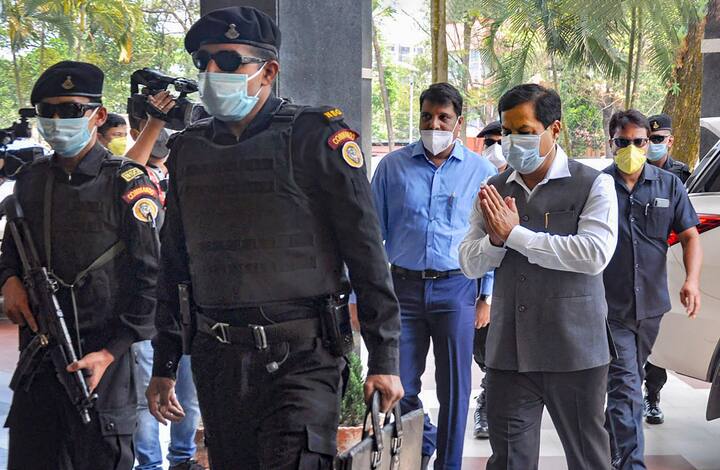 দোকানের পাশাপাশি সোমবার থেকেই খোলার অনুমতি দেওয়া হয়েছে মদের গুদাম, বটলিং প্ল্যান্ট, ডিস্টিলারিজ এবং ব্রুয়ারিজগুলিকেও। 