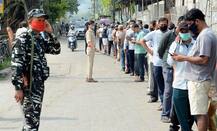 লকডাউনে অটোরিকশা আটকেছে পুলিশ, অসুস্থ বাবাকে কোলে নিয়ে ১ ঘণ্টা হেঁটে হাসপাতাল গেলেন কেরলের এই ব্যক্তি