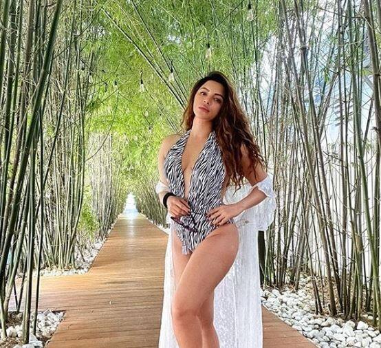 তাঁকে সঙ্গ দিচ্ছেন প্রমিক জেমসও।