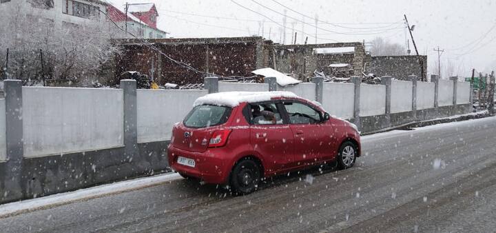 জোজিলার রাস্তা ৭ ইঞ্চি পুরু বরফের নীচে চলে যায়।