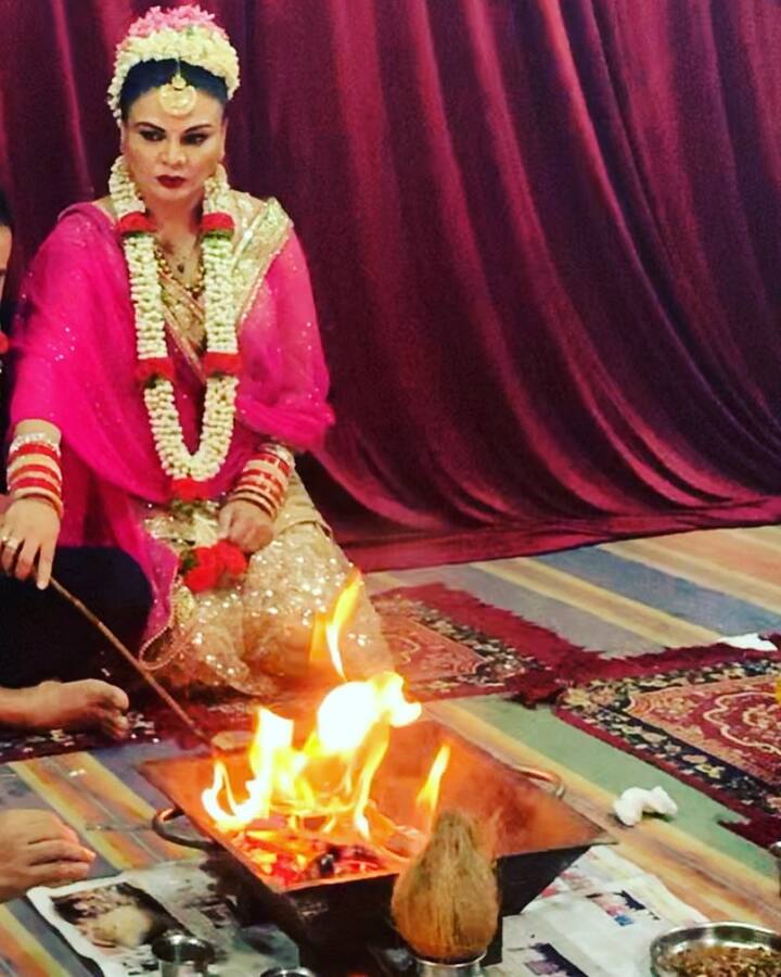 কিন্তু সূক্ষ্ম ভাবে প্রতিটি ছবি থেকে বাদ রাখীর এনআরআই স্বামী রীতেশ!