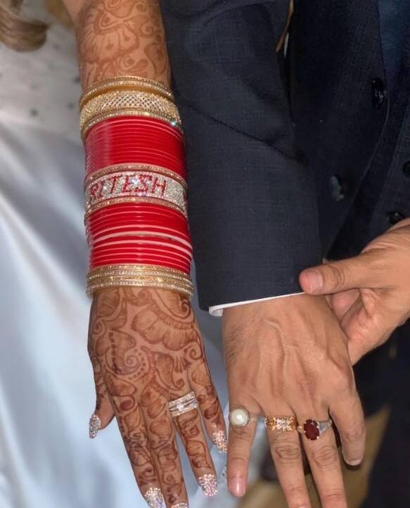 বিয়ের আংটি পরিহিত যুগলের ছবি।