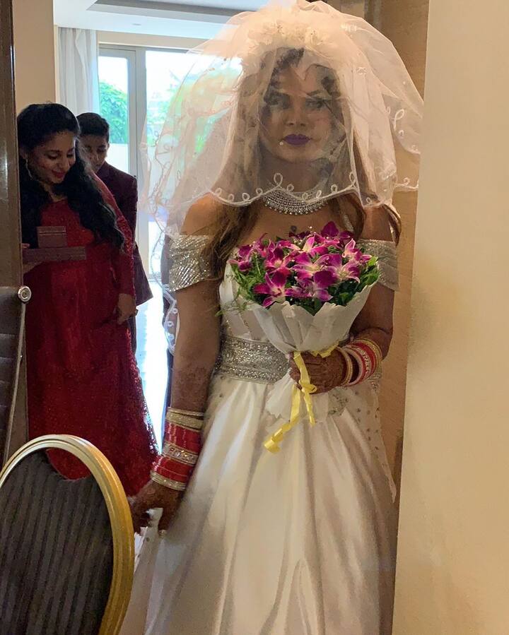 কিন্তু স্বামীর ছবি নেই কেন, নিশ্চুপ রাখী।