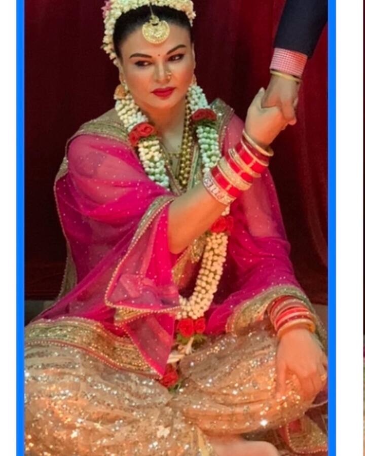 সোনালী ও গোলাপি রঙা বিয়ের পোশাকে এ এক অন্য রাখী।