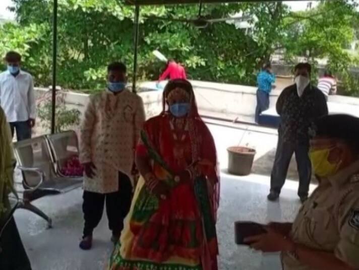 বিয়ের জন্য মন্দিরে জমায়েত, গুজরাতে গ্রেফতার বর-কনে সহ ১৪ Bride and Groom in Gujarat Among 14 People Arrested for Gathering in Temple for Wedding Amid Coronavirus Lockdown বিয়ের জন্য মন্দিরে জমায়েত, গুজরাতে গ্রেফতার বর-কনে সহ ১৪