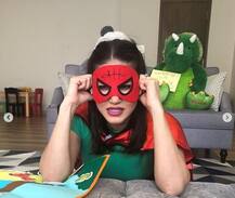 এমার্জেন্সি মাস্ক, মুখে ডায়পার পরে নিলেন সানি লিওন, ছবি ভাইরাল