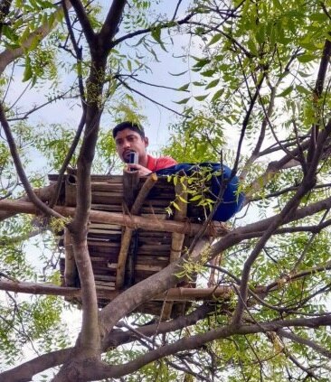 teacher-climbs-tree-to-cross-internet-hurdle-to-teach-students-during-lockdown নেটওয়ার্কের সমস্যা, গাছে উঠে অনলাইন ক্লাস নিচ্ছেন এই শিক্ষক!