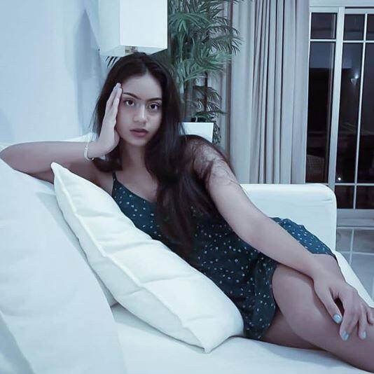 ২০০৩ সালে মুম্বইতে জন্ম তাঁর।