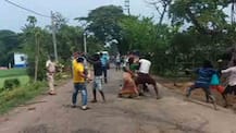 ত্রাণের দাবিতে অবরোধ, রণক্ষেত্র বাদুড়িয়া, বিক্ষোভকারীদের মারে মাথা ফাটল ওসি-র, লাঠিচার্জ পুলিশের