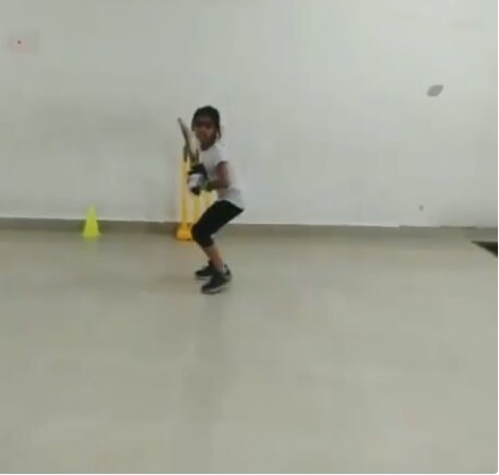 This Dhoni fangirl is just 7 years old but practices 10 hours a day! বয়স ৭ বছর, দিনে ১০ ঘণ্টা ধরে ক্রিকেট-সাধনা, ধোনি-ভক্ত পরীর ব্যাটিং দেখে উচ্ছ্বসিত ভন-হোপরা