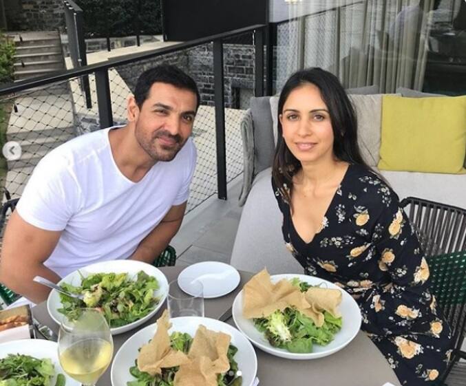 জন জানিয়েছিলেন, আইএসএলে তাঁর দল নর্থ ইস্ট ইউনাইটেড এফসি দেখাশোনা করেন প্রিয়াই। তবে তিনি পর্দার পিছনে থেকে কাজ করতেই স্বচ্ছন্দ।