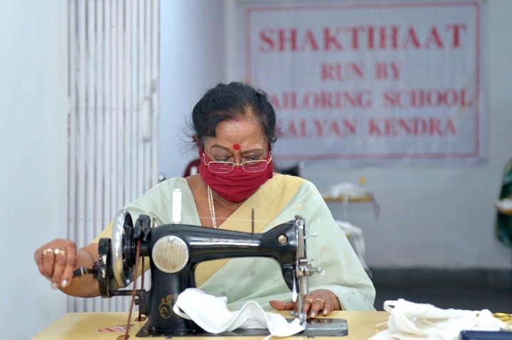 President Ram Nath Kovind's Wife Stitches Masks For Shelter Homes নিজের হাতে বানাচ্ছেন মাস্ক, করোনা লড়াইয়ে এবার দেশের ফার্স্ট লেডি!