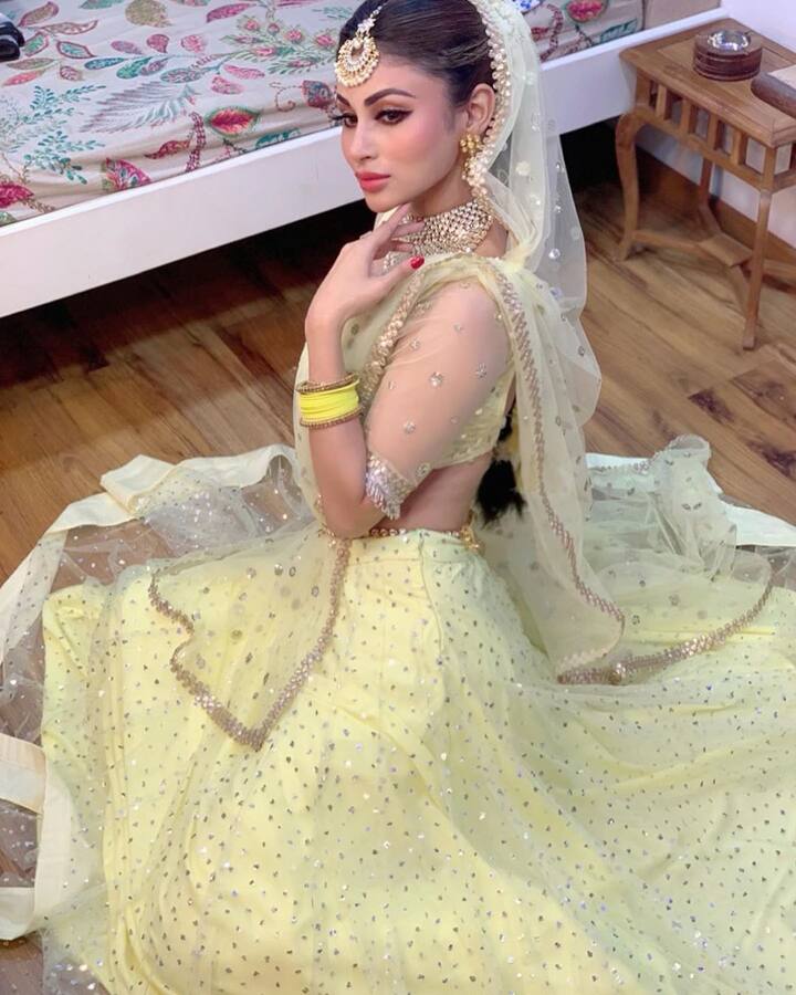 মৌনীর বধূবেশে এই নতুন ছবি ঘিরেও ঝড় উঠেছে নেটদুনিয়ায়