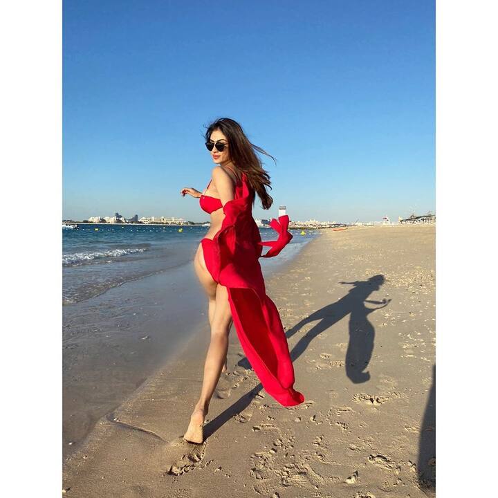 কেবল পাশ্চাত্য পোশাকে নয়, আধুনিক পোশাকেও সমান সাবলীল মৌনী।