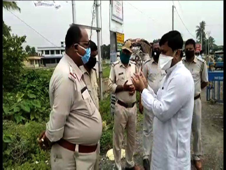 Balurghat BJP MP stopped from distributing reiefs ত্রাণ দিতে বাধা দেওয়ার অভিযোগ বালুরঘাটের বিজেপি সাংসদকে