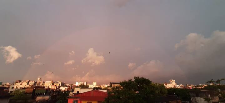 বৃষ্টি বিরতি নিলে পূবের আকাশে দেখা দেয় সে। একেবারে অর্ধবৃত্ত রামধনু। 