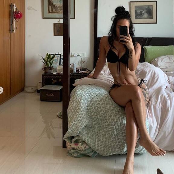 আয়নায় নিজের সেলফি তোলেন তিনি।