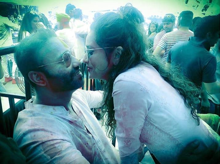ভিকির সঙ্গে দীর্ঘদিনের প্রেম অঙ্কিতার। সোশ্যাল মিডিয়ায় হামেশাই ছড়ায় তাঁদের অন্তরঙ্গ ছবি।