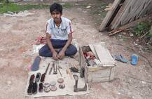 মায়ের কাজ নেই, লকডাউনে জুতো সেলাই করে সংসার চালাচ্ছে স্কুলের ফার্স্ট বয়