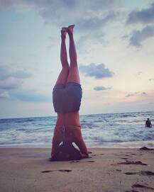 নির্জন সমুদ্র সৈকতে শীর্ষাসন, এই দক্ষিণী অভিনেত্রীর ফিটনেস চর্চা নজর কাড়ল সোশ্যাল মিডিয়ায়