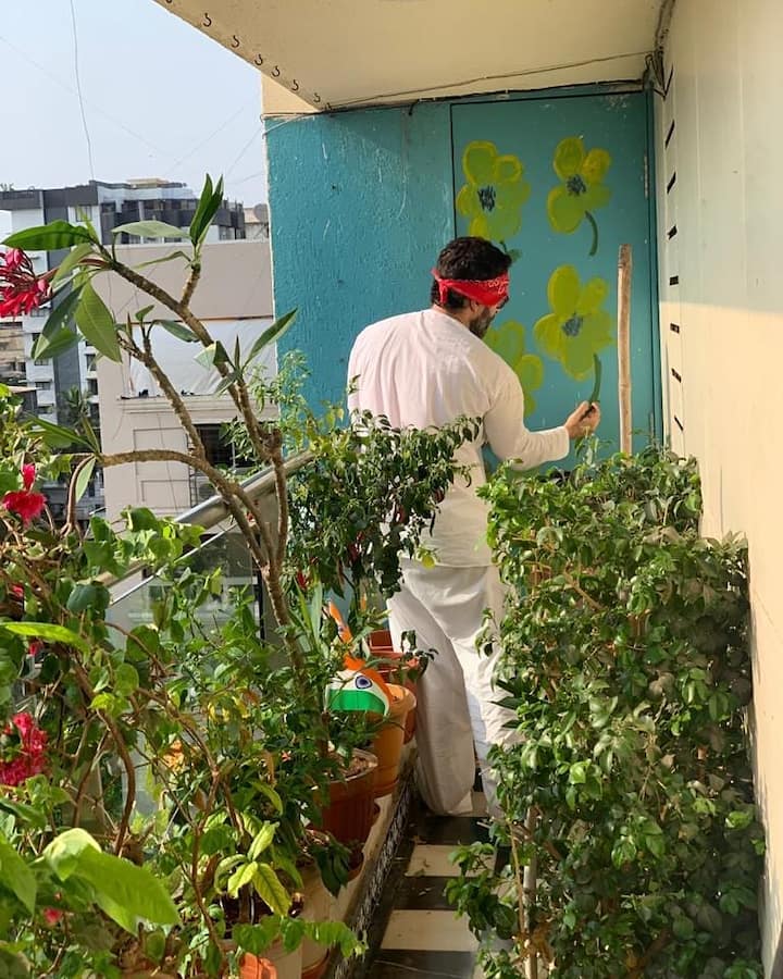 রঙ দিয়ে এঁকে বাগান ও সাজাচ্ছেন তাঁরা।