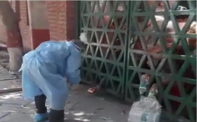 People crowd near gate as biscuits tossed from outside at Agra quarantine centre ছুঁড়ে দেওয়া হচ্ছে  জল, বিস্কুট, সংগ্রহ করতে কোয়ারেন্টাইন সেন্টারের গেটে ভিড় সংক্রামিতদের!  কোথায় দেখুন