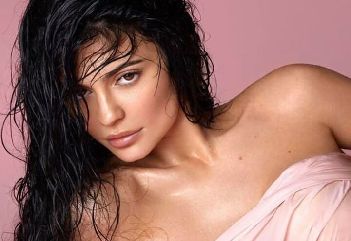 Kylie Jenner wears a protective face mask and crop top during shopping trip  বয়ফ্রেন্ডের সঙ্গে আড়াই হাজার কোটি টাকার প্রাসাদে লকডাউন কাইলি, ছবি পোস্ট করলেন বাথরুম থেকে
