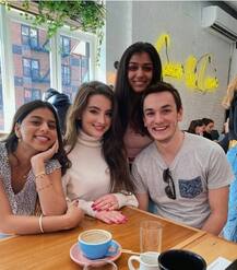 সোশ্য়াল মিডিয়ায় ফের ভাইরাল শাহরুখ কন্যার বন্ধুদের সঙ্গে সময় কাটানোর ছবি